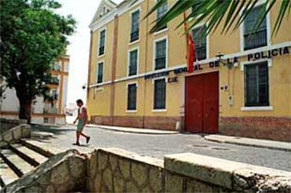 Aspecto del exterior del Centro de Internamiento de Extranjeros de Capuchinos, en Málaga.