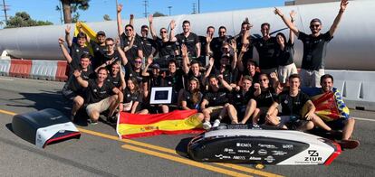 El equipo de Hyperloop UPV en una de las competencias en las que participaron con uno de sus diseños.