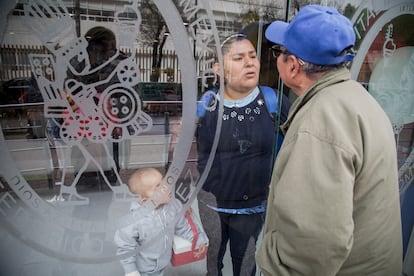 Un menor y su madre en las instalaciones del Hospital Infantil de México donde recibe el tratamiento de quimioterapia