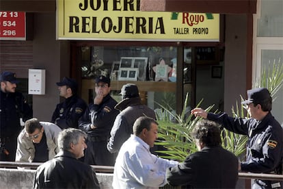 El sangriento atraco de hoy no tiene precedentes en la historia reciente de Espa?a. Sin embargo, el gremio de los joyeros lleva a?os reclamando mayores medidas de seguridad para prevenir sucesos como el acaecido hoy en Castelldefels.