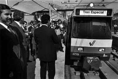 Inauguración de la línea 1 de metro. A la izquierda, el entonces presidente de la Generalitat, Joan Lerma.