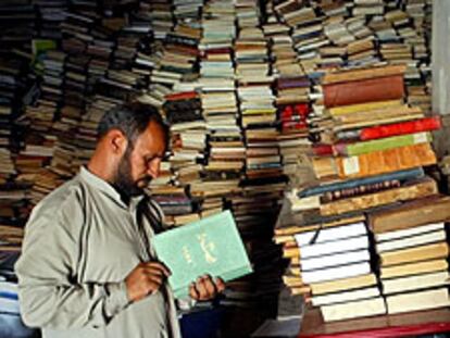 Fondos de la arrasada Biblioteca Nacional se apilan en una mezquita de Bagdad.