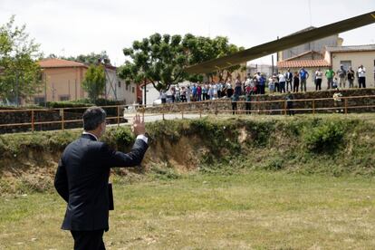 El rey Felipe saluda al público en la entrega del Premio Europeo Carlos V en Cuacos de Yuste (Cáceres) el 9 de mayo de 2017.