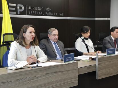 Los magistrados de la Jurisdicción Especial para la Paz (JEP), Catalina Díaz, Eduardo Cifuentes, Lily Rueda y Óscar Parra, en Bogotá, el 21 de octubre de 2022.