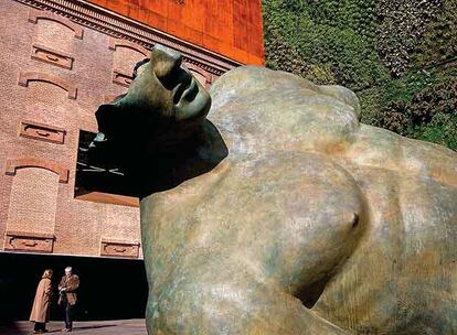 Arte en la calle. Escultura del artista polaco Igor Mitoraj en la plaza que da acceso al centro CaixaForum de Madrid