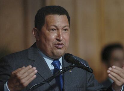 Hugo Chávez se dirige a los periodistas en el palacio presidencial de Miraflores.