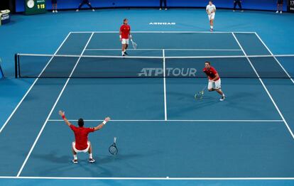 Los serbios Djokovic y Troicki celebran la victoria en el partido de dobles disputado ante España. 