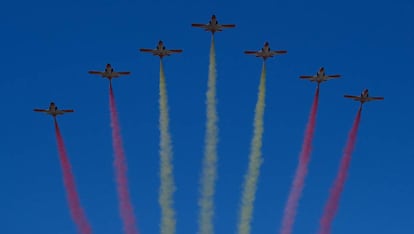 La patrulla Águila, durante el desfile de las Fuerzas Armadas de 2019 en Sevilla.