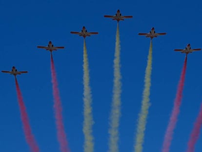 La patrulla Águila, durante el desfile de las Fuerzas Armadas de 2019 en Sevilla.