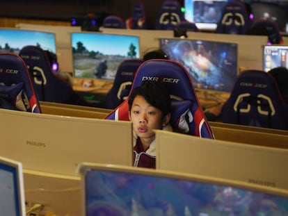 Um menino joga videogame em Shandong, leste da China.