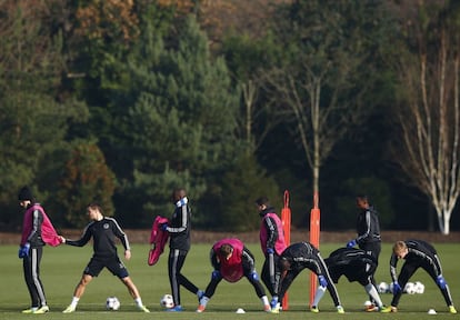 Los jugadores del Chelsea se ejercitan en un instante de la sesión preparatoria en Londres.