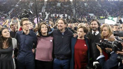 El candidato a la presidencia del Gobierno de Podemos, Pablo Iglesias (c), durante un mitin en La Caja Mágica de Madrid.