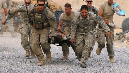Soldados estadounidenses evacuan a un compañero herido cerca de Kandahar (Afganistán), el 24 de junio de 2010.