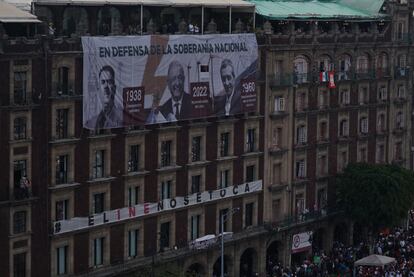 En un discurso, plagado de referencias históricas, el presidente ha ensalzado el proyecto de soberanía energética del militar Lázaro Cárdenas: “La nacionalización tuvo que abrirse paso enfrentando el boicot de las compañías petroleras extranjeras”, dijo el mandatario. En la imagen, una manta con las imágenes de Cárdenas, López Obrador, y el expresidente Adolfo López Mateos. 