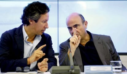 Carlos Floriano y Luis de Guindos, conversan en una reuni&oacute;n en G&eacute;nova el pasado 22 de septiembre.