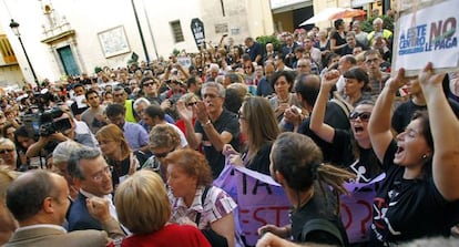 Concentración de colectivos de discapacitados ante las Cortes.