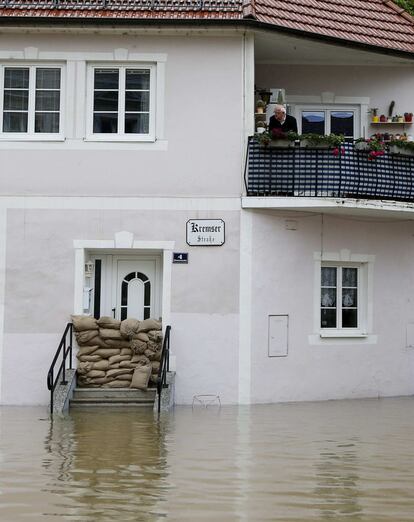 Un residente mira una calle inundada en la localidad austríaca de Melk.
