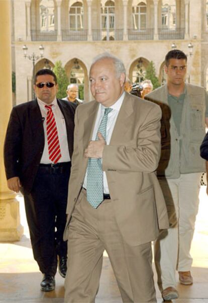El ministro español de Exteriores Miguel Angel Moratinos, a su llegada al Palacio de Gobierno para mantener una reunión con el primer ministro libanés, Fuad Siniora en Beirut.