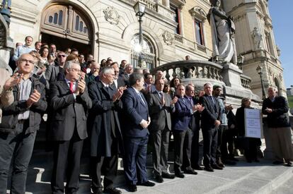 El alcalde de Bilbao y el Ministro de Sanidad José Antonio Alonso, en las puertas del ayuntamiento de Bilabo, durante el minuto de silencio.