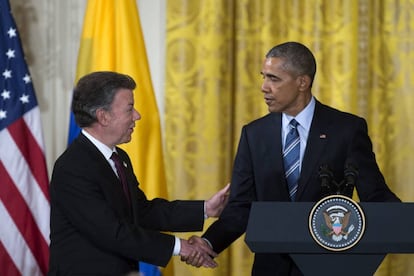 Santos saluda a Obama, en Washington.