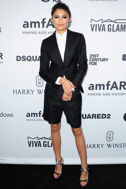 Zendaya se marcó un look de inspiración masculina con un traje de chaqueta y bermudas.