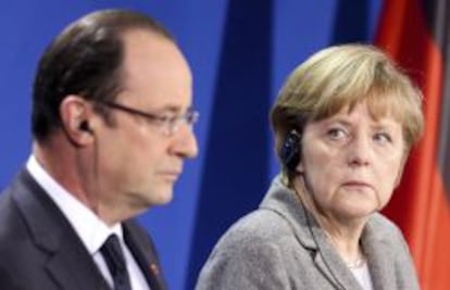 La canciller alemana, Angela Merkel (d) observa al presidente de Francia, Fran&ccedil;ois Hollande (i) durante una rueda de prensa celebrada en Berl&iacute;n, Alemania. EFE/Archivo