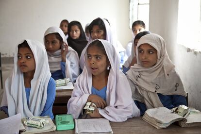 Las mujeres y los niños son los que más sufren en contextos de pobreza, particularmente en las áreas de la salud y la educación. Por eso en Pakistán se intenta mejorar el acceso a los alimentos de un modo de impulse el estatus general de niñas y mujeres. Proporcionar comidas escolares y raciones que las niñas llevan a sus casas para el resto de la familia supone un incentivo para que sus familias les dejen asistir a la escuela y completar la educación primaria.  