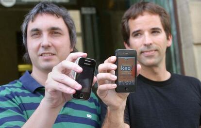 Dos miembros de la Fundación Elhuyar muestran ayer sendos móviles antes de que se presentase la aplicación.