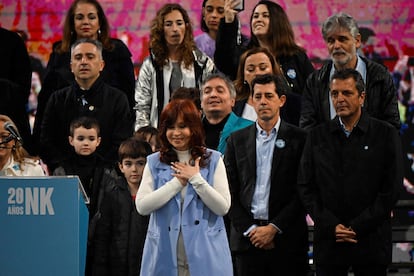 Cristina Kirchner saluda durante un mitin en homenaje a su marido, el expresidente Néstor Kirchner acompañada por los ministros Eduardo de Pedro (al centro a la derecha) y Sergio Massa (derecha), el 25 de mayo de 2023.