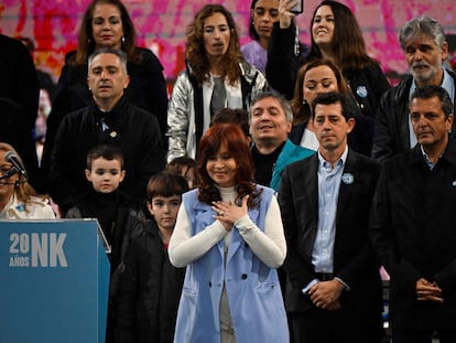 Cristina Kirchner saluda durante un mitin en homenaje a su marido, el expresidente Néstor Kirchner acompañada por los ministros Eduardo de Pedro (al centro a la derecha) y Sergio Massa (derecha), el 25 de mayo de 2023.