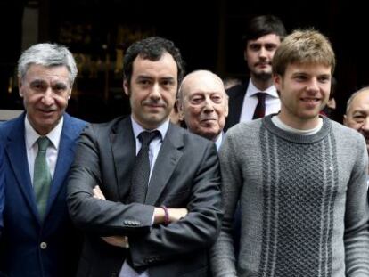 Xabi Alonso, José Eulogio Gárate, acompañado del presidente del Eibar, Álex Aranzábal, y su compañero de equipo Asier Illarramendi.