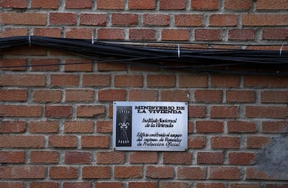 En la foto, una placa de un edificio de vivienda protegida construida por el régimen franquista.