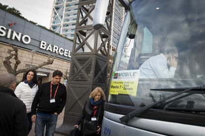 Congressistes pujant als autobusos llan&ccedil;adora. 