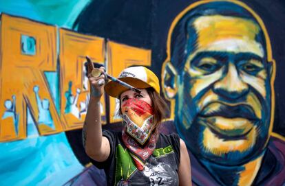 Greta McClain frente al mural que ha pintado junto a Cadex Herrera y Xena Goldmanen Minneapolis. |