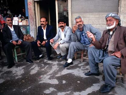 Tertulia callejera en Diyarbakir, una ciudad mayoritariamente kurda.