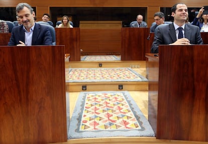 Los aspirantes de Podemos y Ciudadanos a la presidencia de la Comunidad de Madrid, José Manuel López (i) e Ignacio Aguado, respectivamente, durante el pleno de constitución de la Asamblea de Madrid, el 9 de junio de 2015.