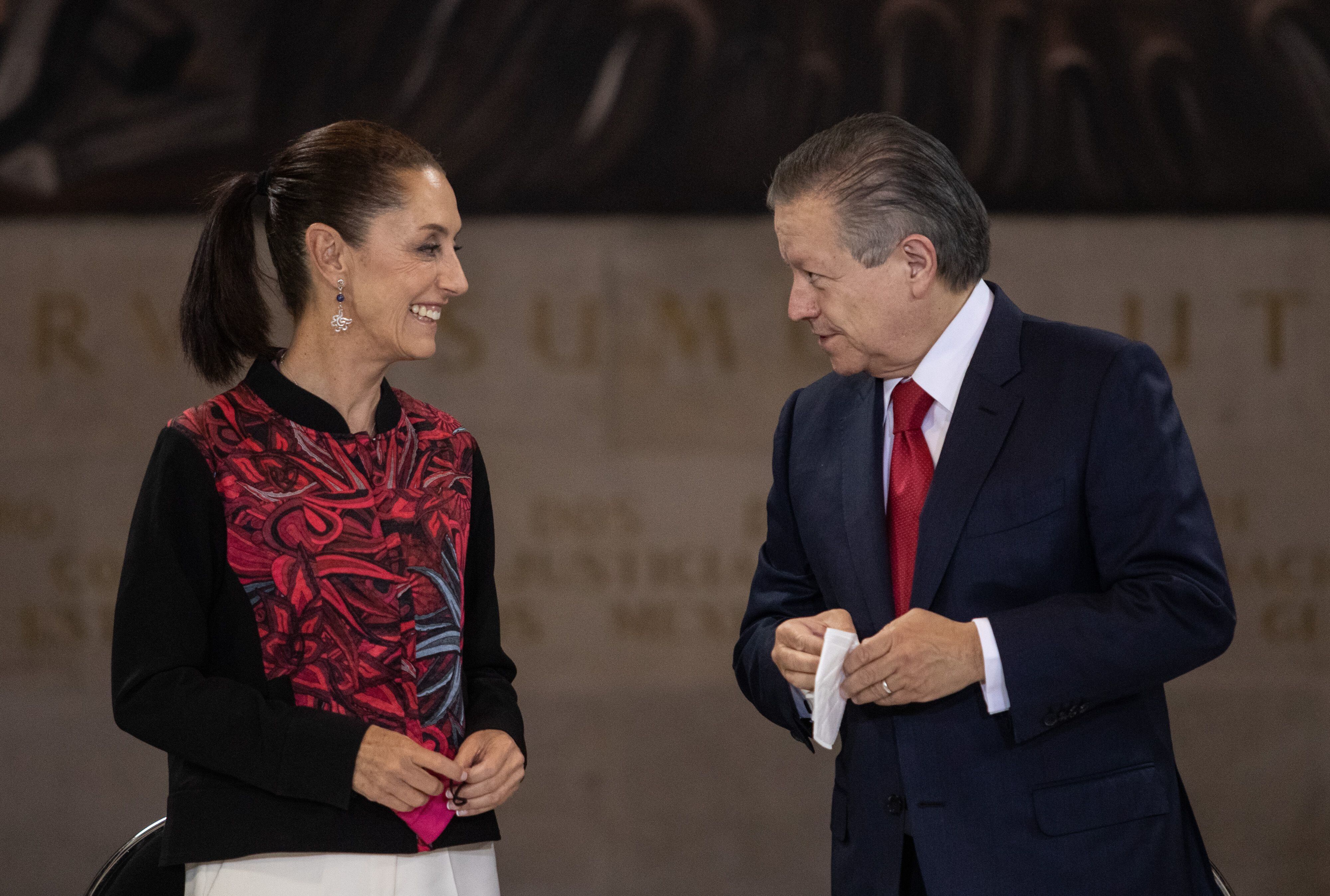 Claudia Sheinbaum y Arturo Zaldívar, en mayo de 2022. Zaldívar renunció a la Suprema Corte para asesorar a Sheinbaum en materia judicial.