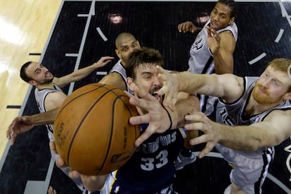 Marc Gasol, defendido por cuatro jugadores de San Antonio Spurs, el 19 de mayo de 2013.