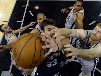 Marc Gasol captura un rebote ante cuatro jugadores de los San Antonio Spurs, en un partido de la final de la Conferencia Oeste de la NBA de 2013.