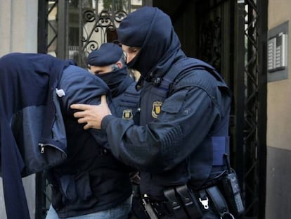 La policía custodia a un detenido en Barcelona, este año.