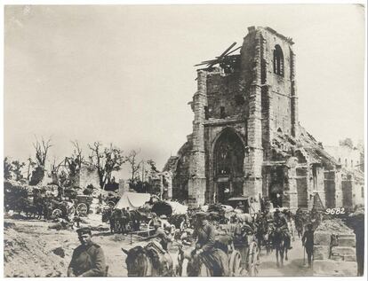 Tropas alemanas a su paso por la iglesia semiderruida de Cormicy (Marne), 1917-1918.