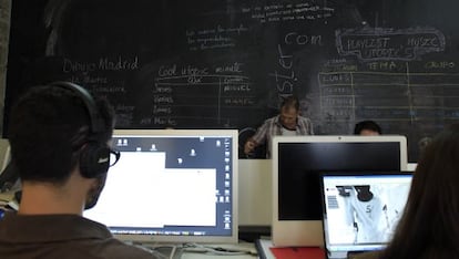 Estudiantes en un aula de &#039;coworking&#039; con sus ordenadores.