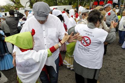 15 de mayo de 2013. Ambiente en la pradera de San Isidro en la fiesta del patrón de Madrid. Un chotis por la defensa de la sanidad pública.