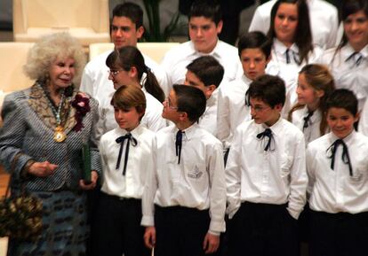 Cayetana de Alba, hija predilecta de Andalucía, posa con los niños de la escolanía que interpretó el himno andaluz en la entrega de medallas del 28F, con motivo de la celebración del día de Andalucía en 2006. 