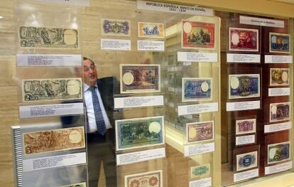 Víctor Arroyo, el responsable del archivo histórico del BBVA, observa ayer la colección de billetes que han sido reunidos para la exposición de Bilbao.