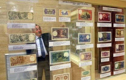 Vctor Arroyo, el responsable del archivo histrico del BBVA, observa ayer la coleccin de billetes que han sido reunidos para la exposicin de Bilbao.
 