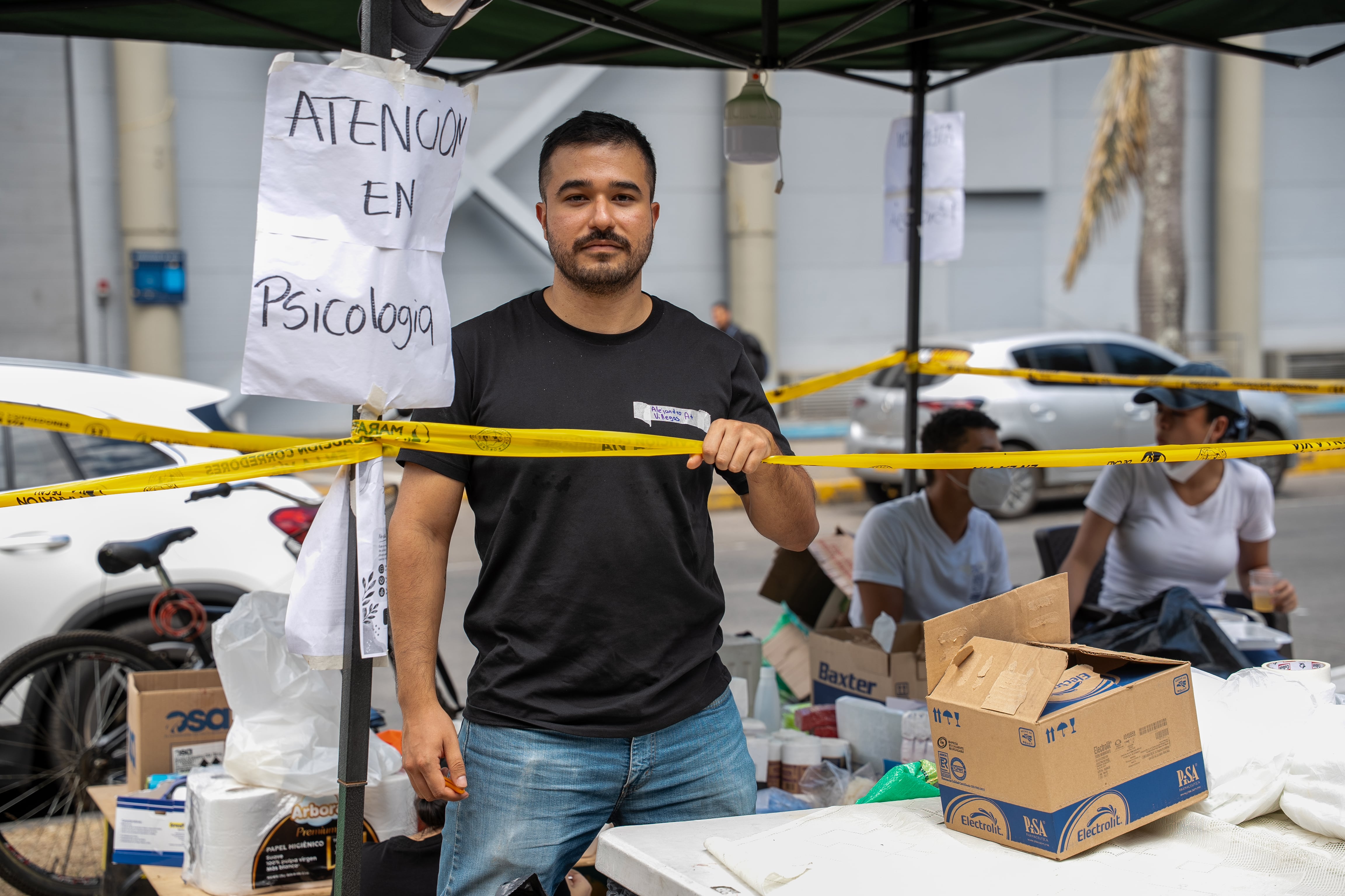 Alejandro Villegas, psicólogo, en una tienda de ayuda psicológica en Cali.