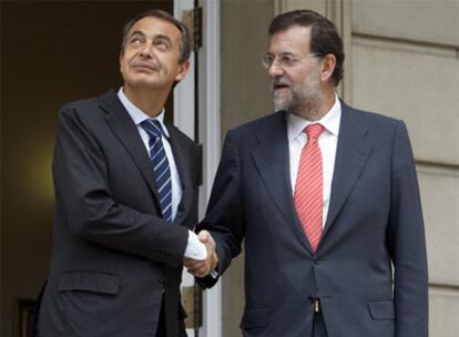 El presidente del Gobierno, José Luis Rodríguez Zapatero, y el del PP, Mariano Rajoy, al inicio de su encuentro de ayer en La Moncloa.