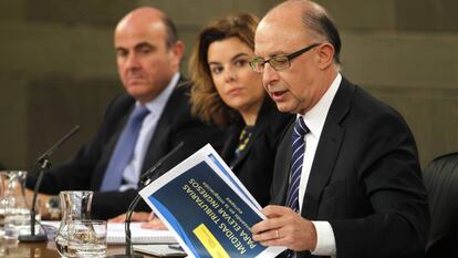 El ministro de Hacienda, Cristóbal Montoro, la vicepresidenta Soraya Sáenz de Santamaría, y el ministro de Economía, Luis De Guindos.