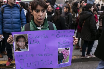 Claudia Lima, de 8 años, fue violada, asesinada y abandonada en un basural. Su brutal feminicidio conmocionó a la pequeña ciudad de Santo Tomé, en la provincia nororiental de Corrientes. "Tengo sobrinas allí, tengo primas. Pido que haya justicia por Claudia y que no pase más", asegura Roxana, con un cartel con la foto de la pequeña y otra de Blanca Dosantos, otra víctima de violencia de su localidad natal.